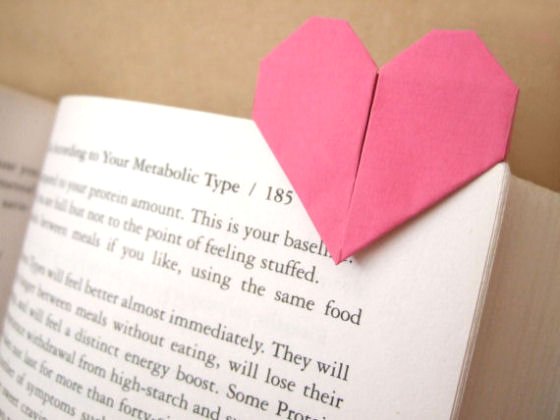 खैर, रोमांटिक लोगों के लिए जो अगली कृति को पढ़े बिना अपने दिन की कल्पना नहीं कर सकते हैं, बस दिल को बुकमार्क करना आवश्यक है।