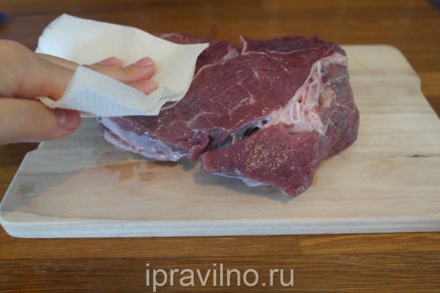 We plaatsen het vlees in de hoes in een ovenschaal, de bakmouw moet worden afgesloten met een speciale draad (meestal meegeleverd met bakzakken)