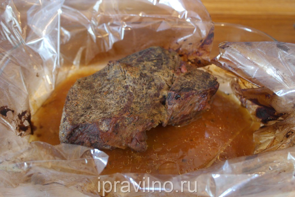 Haal het vlees terug in de oven gedurende 20 minuten, zodat het vlees bedekt is met een kleine knapperigheid